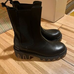 Nila & Nila Lug Sole Chelsea Boot Black Leather NWOB 41/11